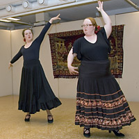 Kaksi naista tanssii flamencoa