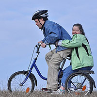 Mies ja nainen pyöräilemässä