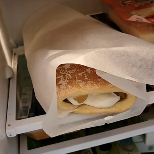 Torttu leivinpaperissa jääkaapissa.