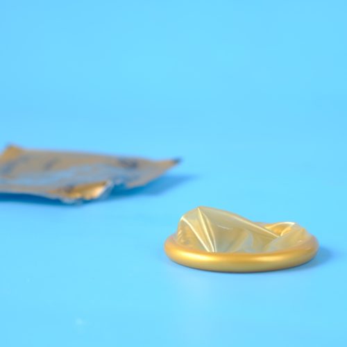 Kondomi ja kondomin kuori.