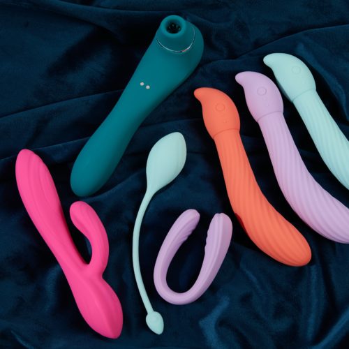 Erilaisia seksivälineitä, kuten dildo, vibraattori ja anaalitappi.