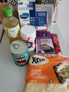 Rypsiöljyä, maitoa, jauhelihaa, suolaa, lasagne-levyjä, papuja, juustoraastetta.