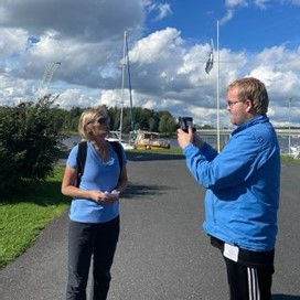 Mies kuvaa kännykällä naista.