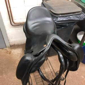 Musta, kiiltävä satula.