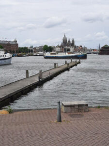 Laituri ja laiva satamassa.