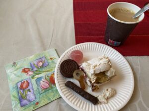 Herkkuja lautasella ja kupissa kahvia.