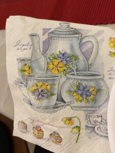 Lautasliina, jossa on teekannun kuva.