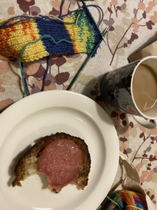 Aamupalaleipä ja keskeneräinen villasukka.