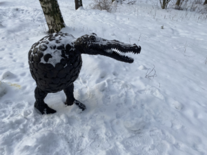 Patsas, joka muistuttaa krokotiilia ja lintua.