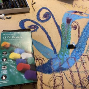 Väriliiduilla siniseksi väritetty lintu.