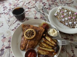 Lautasella lohta ja lohkoperunoita.