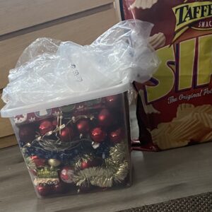 Joulukortisteita laatikossa.