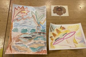 Pöydällä kortti ja piirustuksia.