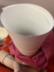 Paperitötterö, jonka sisällä on kirjoitusta ja tekstiä.