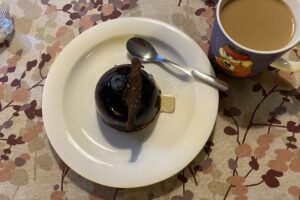 Suklaaleivos ja kuppi kahvia.