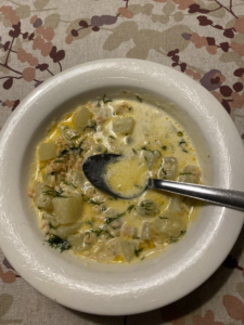 Lautasella kalakeittoa.