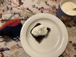 Neulos, kakkupala ja kuppi kahvia.