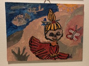 Seinällä taulu, jossa on Pikku Myy ja perhonen.