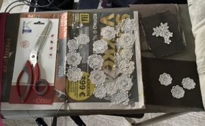 Pitsikuvioita ja sakset.