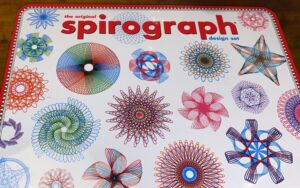 Rasia, jonka kannessa lukee spirograph.
