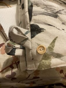 Patakintaassa puinen nappi.