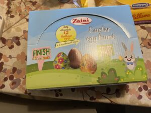 Suklaamunia pahvirasiassa.