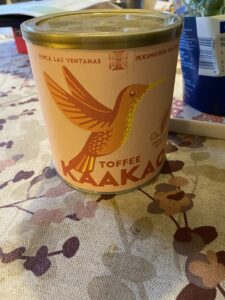 Kaakaopurkki, jossa on linnun kuva.