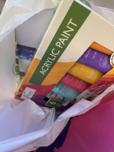 Värikkäät akryylimaalit paketissa.