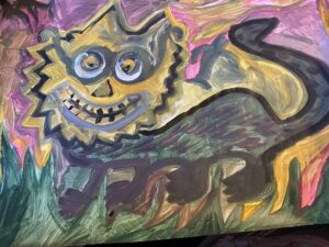 Kissa, jolla on silmälasit ja naurava suu.