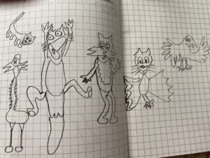 Erilaisia eläinhahmoja vihkossa.