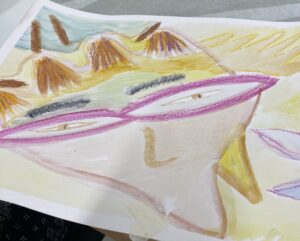 Naisella pinkit silmälasit.