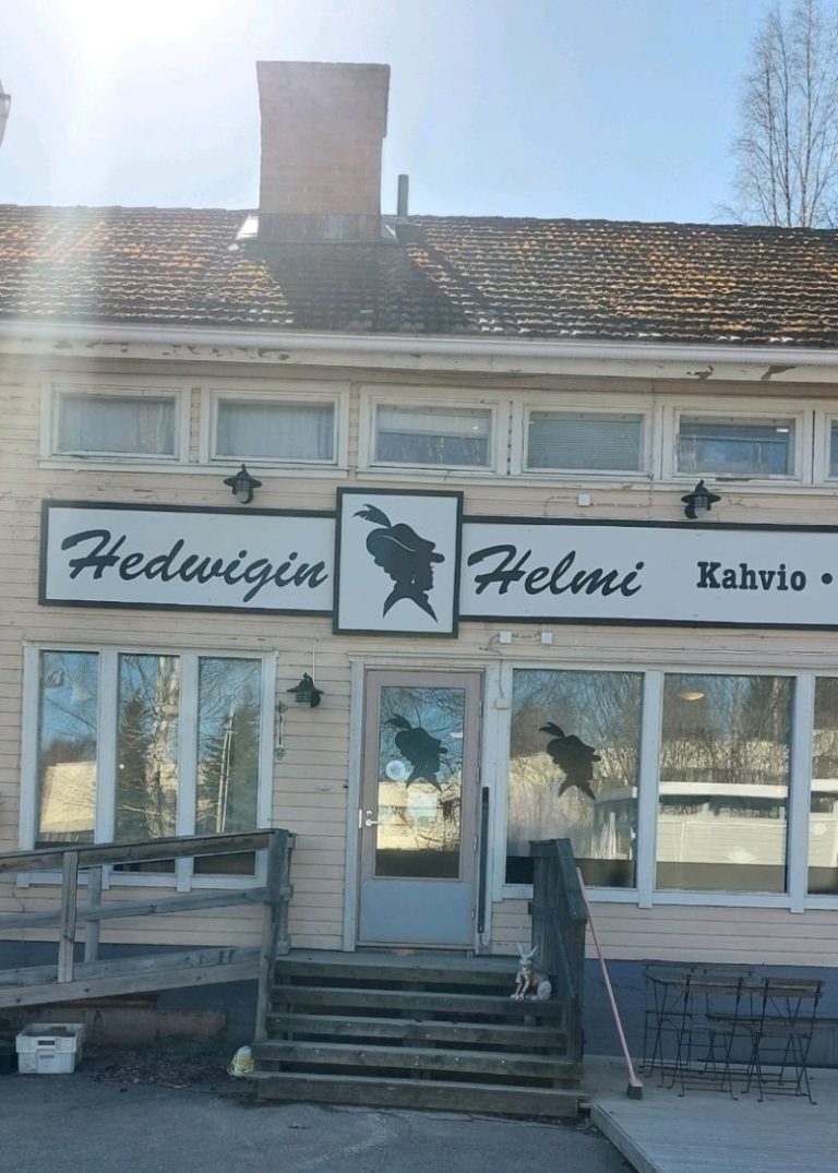 Kahvio puutalossa.