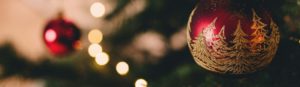 Joulupallot roikkuvat joulukuusessa