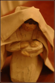 Kuva puuveistoksesta, jossa Jeesus on äiti-Marian sylissä.