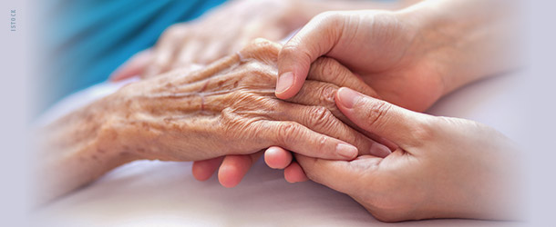Saattohoito ja palliatiivinen hoito -sivun kuva (vanhusta pidetään kädestä kiinni)